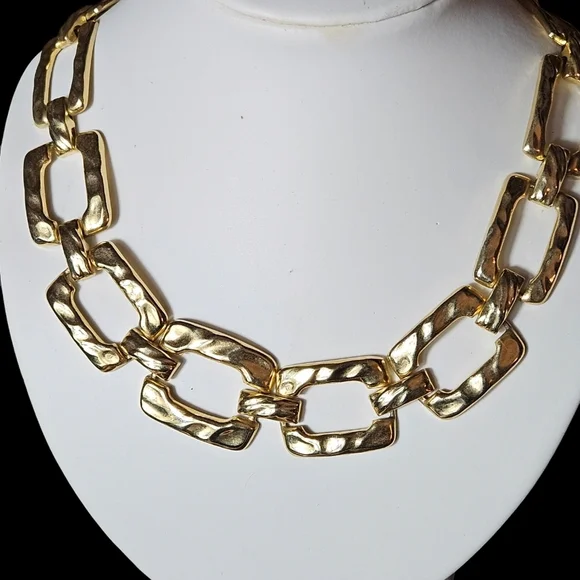 Vintage gold tone hammered square bold statement necklace. - Picture 11 of 11